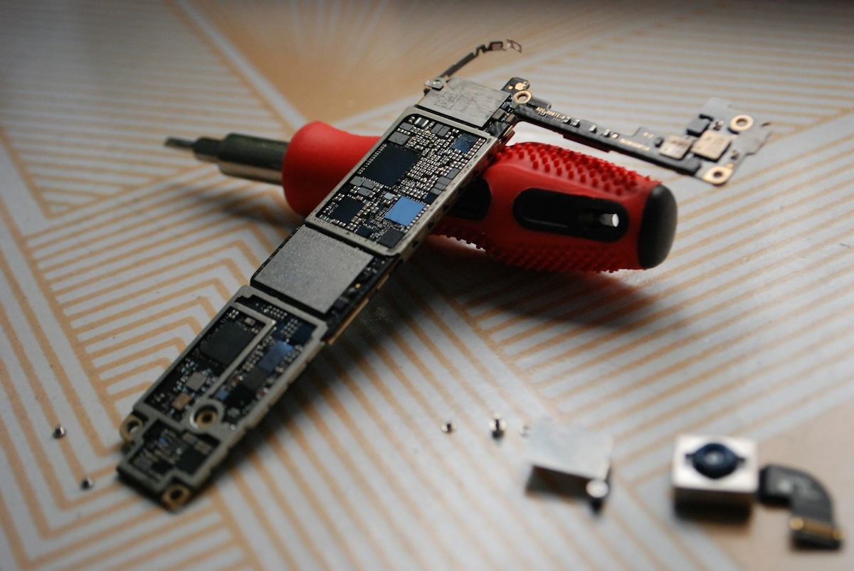 Reparateur aan het werk met een telefoon