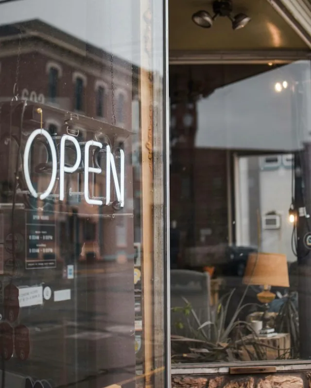 De open-neon van een winkel achter het raam