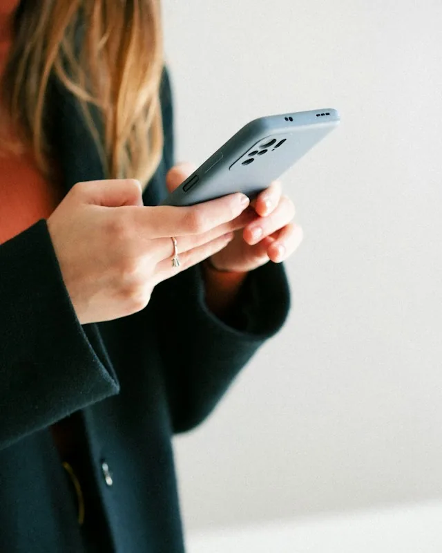 Een klant zoekt op haar telefoon naar een reparateur