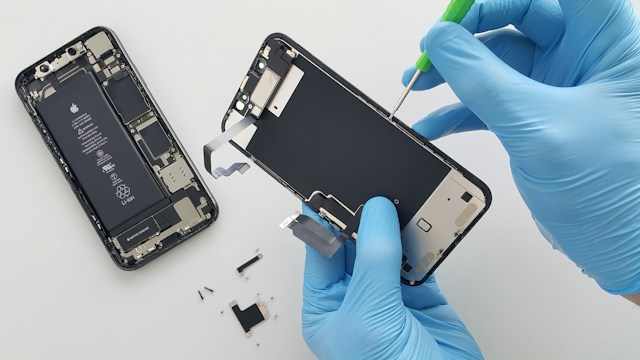Telefoon wordt gerepareerd met een schroevendraaier